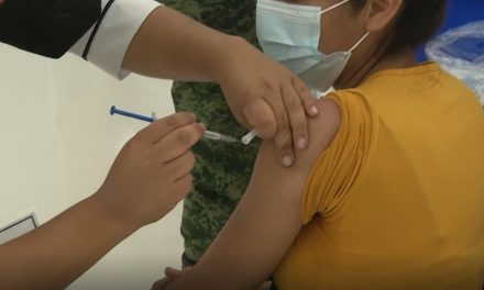 Vacunan en La Laguna a menores con comorbilidades