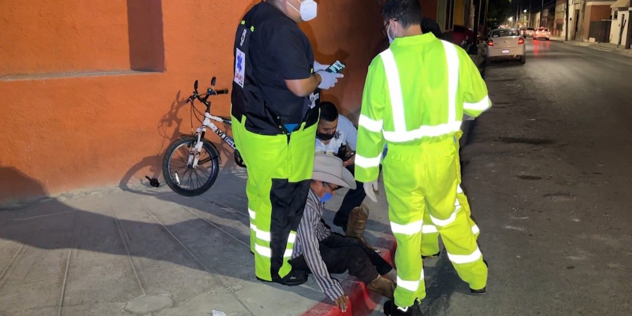 Hombre de la tercera edad genera caos en el centro de Saltillo, cae de su bici y pensaron que había sido atropellado