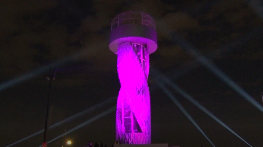 Iluminan de rosa el Mirador de Saltillo