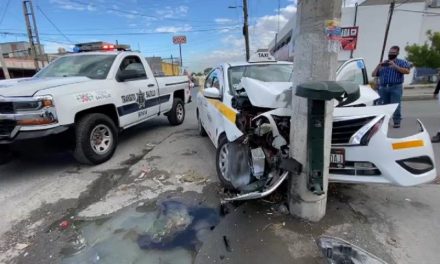 Taxistas se quieren pasar el alto y chocan en Saltillo