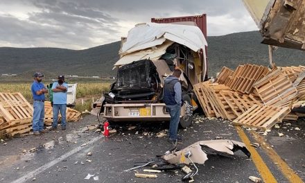 Tráileres protagonizan encontronazo en la carretera a Zacatecas