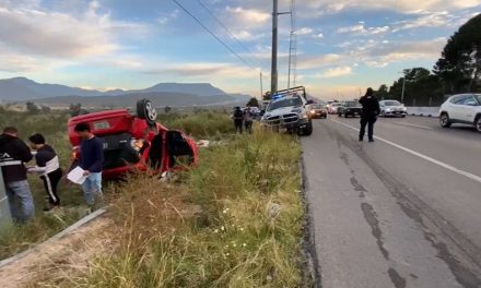 Jóvenes salen ilesos tras volcar en la carretera a Zacatecas