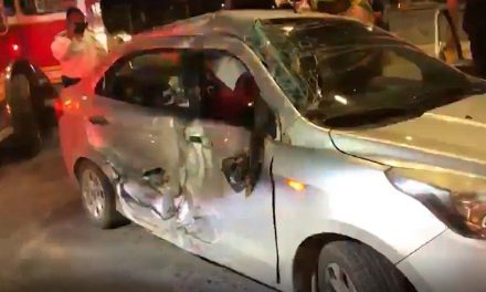 Lo chocan por correlón al norte de Saltillo; chofer y 2 acompañantes terminan heridos