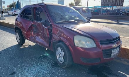 Tráiler embiste a auto; se le atravesó en bulevar de Saltillo