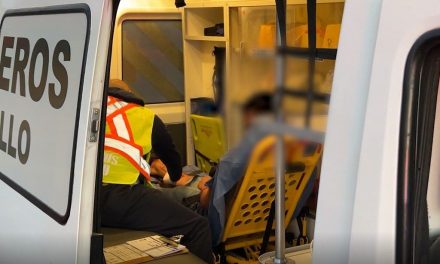 Moto se estampa contra coche que le quitó el paso, al oriente de Saltillo