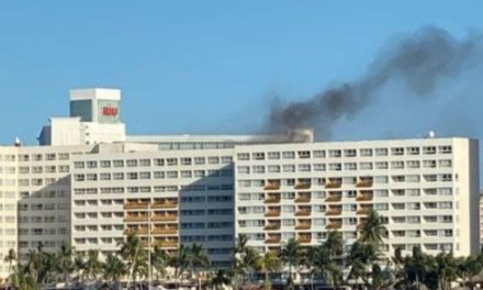 Se incendia hotel en Cancún y desata el pánico entre los turistas