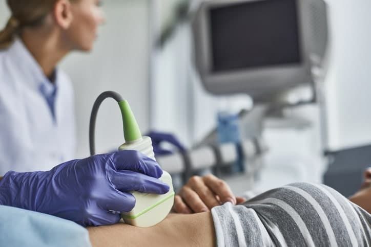Joven descubre restos de su bebé en su vientre, 7 meses después de un aborto espotáneo