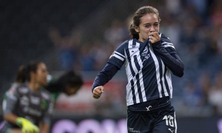 Narrador dice que jugadora ‘ya es cancha reglamentaria’; exigen que se disculpe