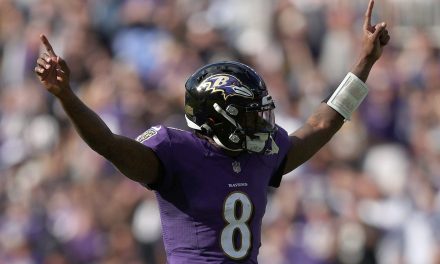Lamar Jackson pasa a Dan Marino y es el QB más ganador antes de los 25 años