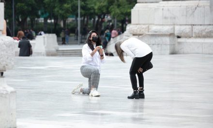 Mujer le propone matrimonio a su novia con mensaje desde la Torre Latino