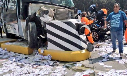 Choca camión de la policía varios vehículos en Edomex; accidente deja 12 heridos
