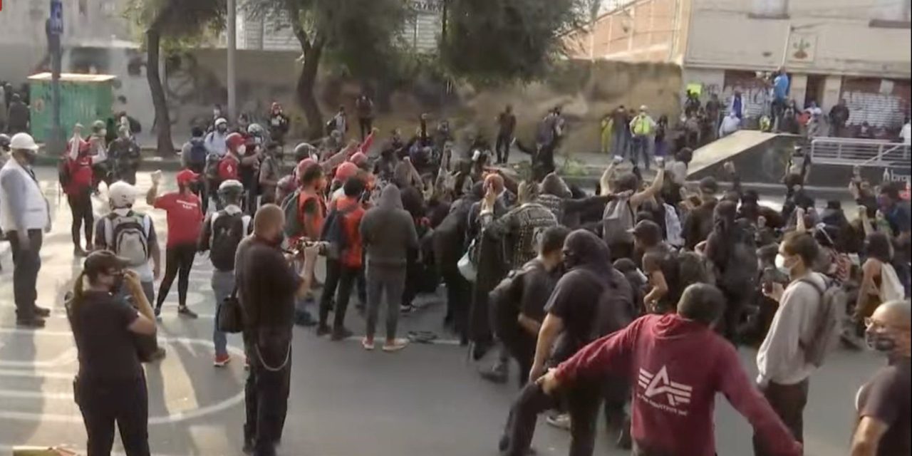 Marcha del 2 de octubre deja tres policías lesionados en CDMX
