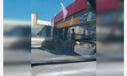Niño limpiavidrios encuentra y regresa 10 mil pesos a su dueña en Sabinas