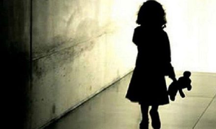 Encuentran a tres niños y el cadáver de su hermano abandonados por sus papás en Estados Unidos