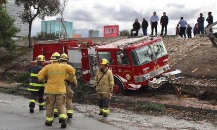 Unidad de bomberos se sale del camino tras falla en el motor en Tijuana