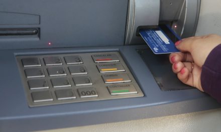¿Cuánto cobran los bancos por retirar en cajeros si no eres cliente?