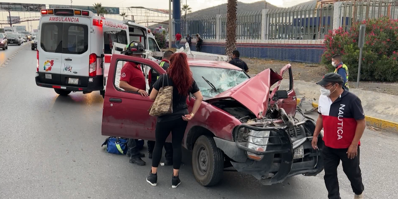 Hombre queda a milímetros de terminar prensado en la carretera Monterrey-Saltillo