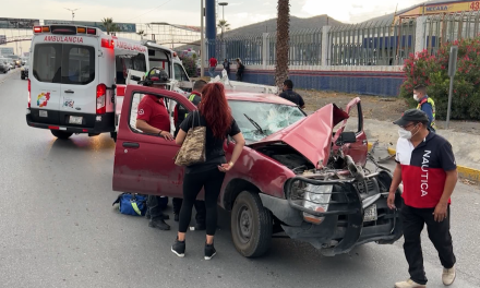 Hombre queda a milímetros de terminar prensado en la carretera Monterrey-Saltillo