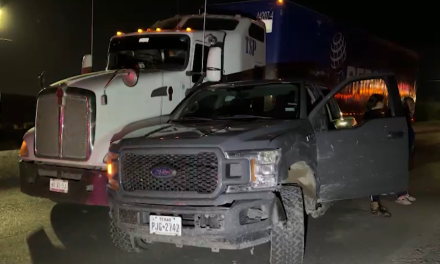 Paisanos se salvan en aparatoso choque en Ramos Arizpe