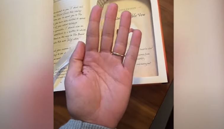 Romance de ‘novela’: joven le pide matrimonio a su novia en librería