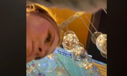 Mujer expone acoso que sufre trabajando en un bar (Video)
