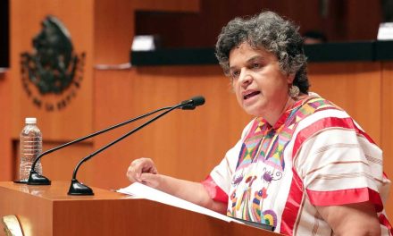 Beatriz Paredes sufre accidente automovilístico; es hospitalizada