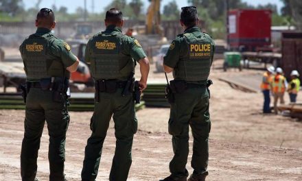 Despiden a agentes de la Patrulla Fronteriza de EU por publicaciones racistas en Facebook