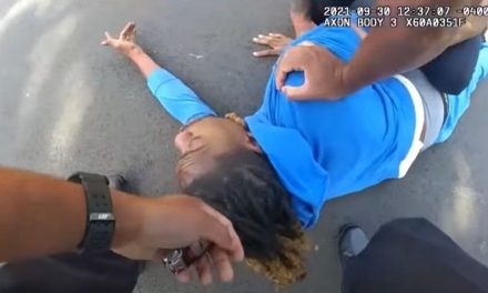 Policías someten con brutalidad a hombre parapléjico en Estados Unidos (video)