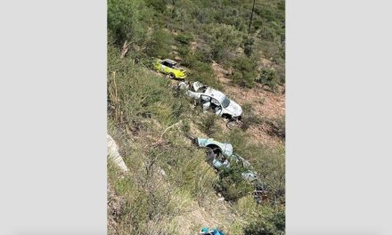 Vuelcan en Durango dos autos y una patrulla que participaban en la Carrera Panamericana (video)