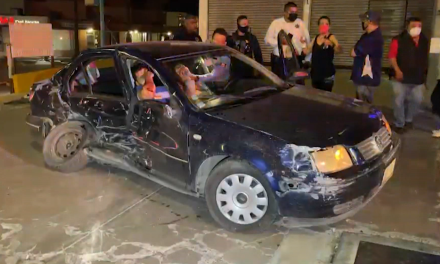 Conductora se confunde entre tanto semáforo y provoca un grave accidente en Saltillo