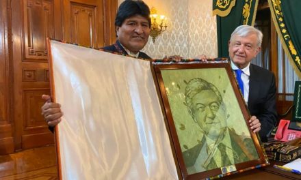 Evo Morales regala a AMLO cuadro de su rostro hecho con hojas de coca
