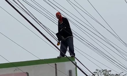 Quema su domicilio e intenta arrojarse del techo, en Saltillo