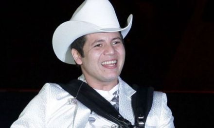 Remmy Valenzuela se vuelve loco y dispara contra un representante que cantó en su cumpleaños