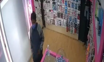 ¡Hijo de…!; apuñala a mujer durante asalto y queda registrado en cámaras (video)