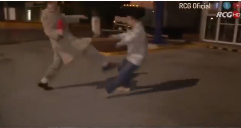 Lo más visto | Reportero propina patada de Kung Fu