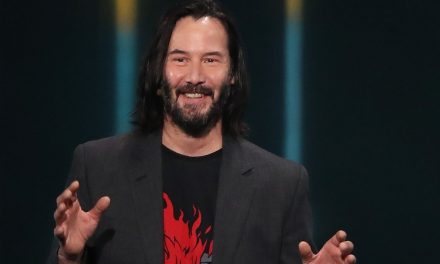 ¿Hay algo que este sujeto no haga bien?; Keanu Reeves ayuda a cargar equipo de filmación de ‘John Wick 4’ (video)