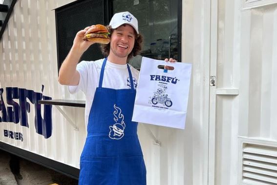 Luisito Comunica abre nuevo restaurante de hamburguesas