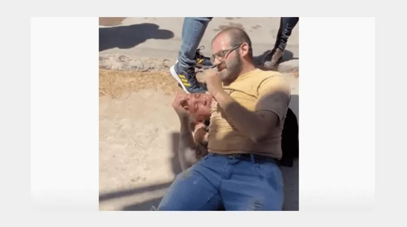 Captura a ladrón y le da un sermón mientras lo tiene sometido (video)