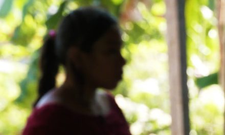 Niña fue vendida a una familia, la golpeaban y regresó a casa; ahora su suegro exige lo que pagó por ella