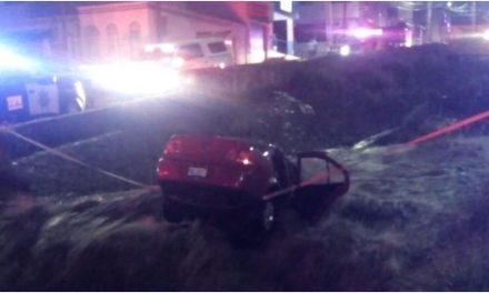 Aparece socavón en Querétaro y se ‘traga un auto’ en medio de una avenida (video)