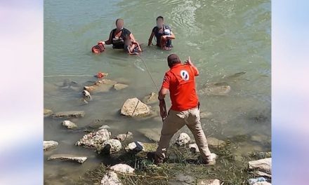 Grupo Beta rescata a tres en el Río Bravo