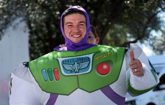 ¡Al DIF Capullos y más allá! Samuel García se disfraza de Buzz Lightyear