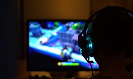 Video: Streamer es atacado por su padrastro durante una transmisión