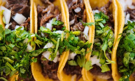 Niña disfruta de un taco y agradece a ‘Diosito’ por inventarlos