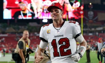 Tom Brady le paga mil dólares a un fanático para recuperar un balón histórico