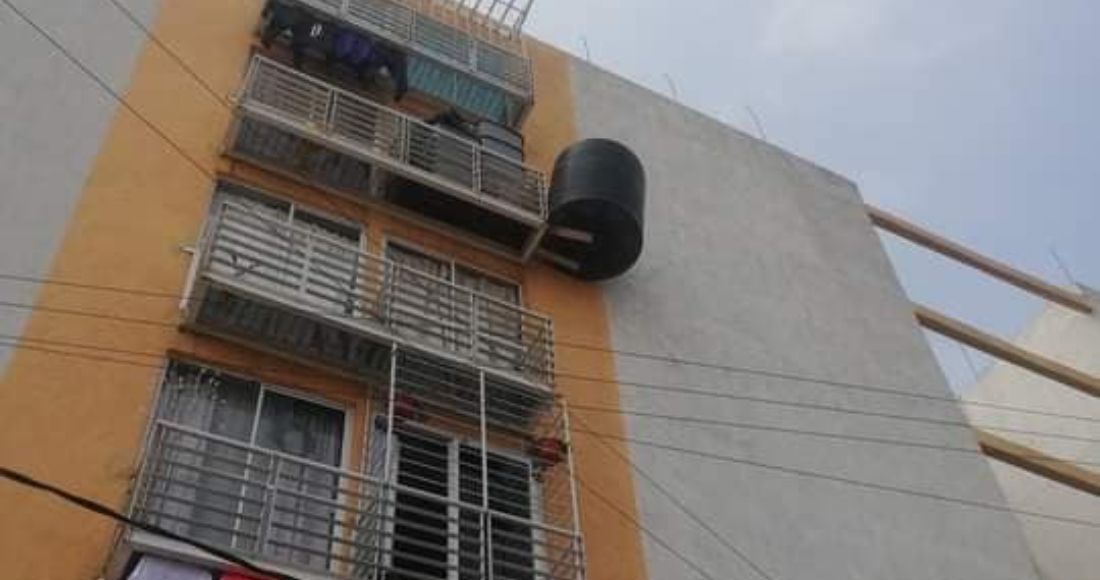 ¿Cómo sigue ahí? Tinaco en la CDMX se vuelve viral por desafiar a la física