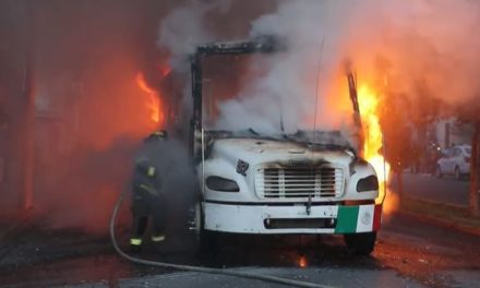 Arde en llamas unidad del transporte público en Saltillo