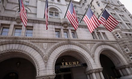 Trump vende su hotel ‘más fifi’ a inversionistas por casi 3 millones de dólares