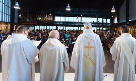 Iglesia venderá sus bienes para indemnizar a víctimas de pederastia en Francia