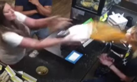 Cosas de primer mundo: clienta le arroja sopa a la cara a una cajera ‘porque estaba demasiado caliente’ (video)